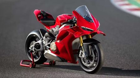 Ducati präsentiert die neue Panigale V4 S 2025, ein komplett überarbeitetes Superbike, das den 1103 cm³ großen Desmosedici Stradale V4-Motor beibehält, der jetzt die Euro 5+ Norm erfüllt und 216 PS und 12,3 kgm Drehmoment leistet.