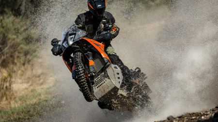 Die KTM 790 ADVENTURE löst im Modelljahr 2025 die KTM 890 ADVENTURE ab - mit einem neuen Fahrwerk, das die Messlatte noch höher legt.