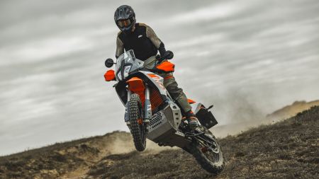 Die KTM 890 ADVENTURE R 2025 wurde für Fahrer entwickelt, die mehr wollen. Sie wird auch weiterhin die Mittelklasse im Travel-Segment regieren - und das mit einem neuen Look.