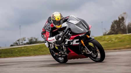 Nachdem die Fantic Imola im letzten Jahr als Konzept vorgestellt wurde, kehrt sie jetzt als Serienmotorrad in zwei Versionen zur EICMA zurück: Imola 125 und Imola 500.