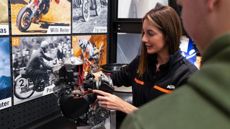 Die KTM Motohall ist weitaus mehr als ein Museum. Sie ist Eventlocation, bietet im Innovation Lab den Raum, um neueste Technologien selbst auszuprobieren und bringt Experten und Besucher in der Lebenden Werkstatt zusammen. 