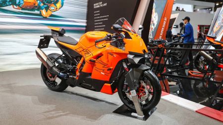 Das österreichische Unternehmen hat auf der EICMA 2024 die endgültige Version seines Mittelklasse-Sportbikes, der 990 RC R, vorgestellt. 