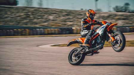 Für 2025 bekommt das Supermoto-Segment Zuwachs in Form der KTM 125 SMC R und KTM 390 SMC R.