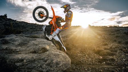 Neben der populären KTM 690 ENDURO R ergänzt für 2025 noch eine Reihe kleinerer Modelle die Palette, welche stolz den Namen ENDURO R tragen.