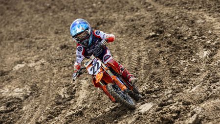 Die Junior e-Motocross-Serie kehrt 2025 zurück und ab heute startet die Anmeldung für junge Fahrer der KTM SX-E 5, die einen der heiß begehrten 40 Startplätze ergattern wollen.