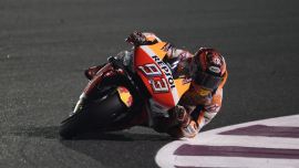 Mit einer Fabelzeit setzt sich Honda-Pilot Marc Marquez am ersten MotoGP-Trainingstag in Katar an die Spitze – Vinales Zweiter, Rossi deutlich abgeschlagen.