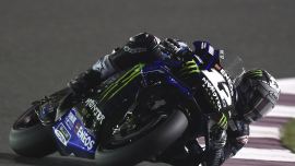 Jubel und viele Fragezeichen bei Yamaha: Während Maverick Vinales in Katar auf Pole stürmt, fährt Valentino Rossi gnadenlos hinterher – Startplatz 14 für den Doktor.