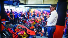 Stefan Pierer, CEO der KTM AG, und Carmelo Ezpeleta, CEO von Dorna Sports, haben an diesem Wochenende einen neuen Vertrag für KTM unterzeichnet. 