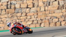 Ein Mann stellt in seinem Metier die Konkurrenz aktuell völlig in den Schatten. Von den letzten 22 Rennen, die Marc Márquez beenden konnte, fuhr er immer aufs Podest, doch damit nicht genug: 13 dieser Läufe gewann der Spanier, nur einmal wurde er Dritter.