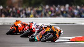 Brad Binder erreichte beim Grand Prix von Großbritannien und der zwölften Runde der MotoGP™ 2021 auf dem hellen, aber kühlen Silverstone Circuit Platz 6, als die Serie zum ersten Mal seit dem Sommer 2019 nach Großbritannien zurückkehrte.