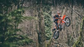 KTM ist im Enduro-Sport seit Jahrzehnten nicht zu schlagen und die neuesten KTM EXC- und EXC-F-Modelle des Modelljahres 2023 sind dafür gemacht, diesen Trend aufrecht zu erhalten. 