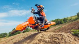 Die KTM 85 SX 2025 schließt die Lücke zwischen der KTM 65 SX und der KTM 125 SX und bietet jungen Rennfahrern die ideale Plattform für den Einstieg in die Motocross-Welt.