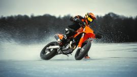 Vorstellung der KTM 450 SMR des Modelljahres 2025: Eine Referenz in der Supermoto-Welt, entwickelt für Adrenalin und Präzision. 