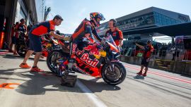 Im Kampf um die MotoGP-Spitze sind die ersten Trainingszeiten auf dem Red Bull Ring notiert. Nicht nur die Rider sind auf Betriebstemperatur, sondern auch die Fans am Spielberg. 