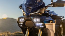 Zu den wichtigsten Neuerungen der Tracer 9 für das Jahr 2025 gehört das LED-Matrix-Lichtsystem, eine Premiere für ein Motorrad.