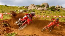 Honda frischt seine Spitzenmodelle im Motocross-Segment für 2025 auf, die CRF250R und die CRF450R. 