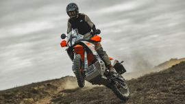 Die KTM 890 ADVENTURE R 2025 wurde für Fahrer entwickelt, die mehr wollen. Sie wird auch weiterhin die Mittelklasse im Travel-Segment regieren - und das mit einem neuen Look.