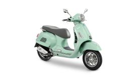 Vespa bringt die GTS, die beliebteste Roller-Serie weltweit, für die kommende Zweiradsaison mit mehr Power auf Österreichs Straßen.