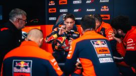 Die Zukunft traf auf die Gegenwart, als die 2025er MotoGP-Teams von Red Bull KTM Factory Racing und Red Bull KTM Tech3 auf dem sonnigen Circuit de Barcelona-Catalunya die letzten Testfahrten für 2024 und die ersten Schritte für die nächste Saison absolvierten.