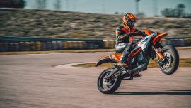 Für 2025 bekommt das Supermoto-Segment Zuwachs in Form der KTM 125 SMC R und KTM 390 SMC R.