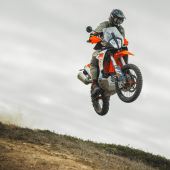 KTM 890 ADVENTURE R 2025 regiert die Mittelklasse im Travel-Segment!