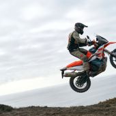 KTM 890 ADVENTURE R 2025 regiert die Mittelklasse im Travel-Segment!