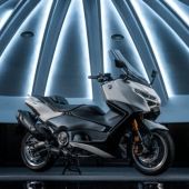 Die neue Yamaha TMAX, die ab März 2025 bei den Händlern steht, bleibt den stilistischen Merkmalen treu, die sie seit 2001 so erfolgreich gemacht haben, mit über 400.000 verkauften Einheiten bis heute.