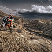 KTM präsentiert die KTM 1390 SUPER ADVENTURE R 2025