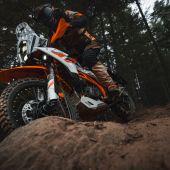 KTM bringt die 390 ADVENTURE auf den Markt - mit der begehrten "R" Version!