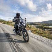 Hondas kompaktes Adventure-Bike erhält im Modelljahr 2019 ein dynamischeres Design, einen verbesserten Windschutz, ein neues 19 Zoll-Vorderrad und längere Federwege. Der lebendige Zweizylinder-Motor bietet verbesserte Kraftentfaltung sowie mehr Drehmoment, eine Anti-Hopping-Kupplung erleichtert die Schaltarbeit. Konifizierter Lenker und neue LCD-Instrumente mit Ganganzeige und Schaltindikator ergänzen das Cockpit. Blinker in LED-Lichttechnik runden das Modell-Update ab. 