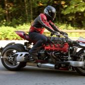 Lazareth LM847 ist ein 4-Rad-Motorrad, das von einem Maserati V8-Motor mit 470 PS angetrieben wird.