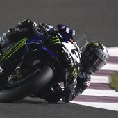 Jubel und viele Fragezeichen bei Yamaha: Während Maverick Vinales in Katar auf Pole stürmt, fährt Valentino Rossi gnadenlos hinterher – Startplatz 14 für den Doktor.