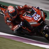 Kampf bis zur Zielkurve: Ducati-Pilot Andrea Dovizioso gewinnt den MotoGP-Saisonautftakt in Katar knapp vor Weltmeister Marc Marquez – Rossi auf P5.