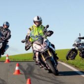 Kaufe bei einem österreichischen Händler Deines Vertrauens einen Satz Continental-Motorrad- oder Scooterreifen inkl. Montage und sichere Dir Deine Gewinnchance auf eines von 45 Motorrad Warm Up Trainings der ÖAMTC Fahrtechnik.