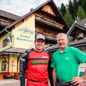 Sensationellerweise ist des den Betreibern vom Trialpark am Salzstiegl gelungen einen Tag die hohe Schule des Motorsports gemeinsam mit dem Briten Dougie Lampkin und vielen Teilnehmern zu trainieren und in die Welt des Profisports zu schnuppern.