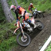 Um der Hochsommerhitze ein wenig zu trotzen, zieht der Tross der Enduro- Trophy in die „Rothenfelser Wälder“.