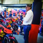 Stefan Pierer, CEO der KTM AG, und Carmelo Ezpeleta, CEO von Dorna Sports, haben an diesem Wochenende einen neuen Vertrag für KTM unterzeichnet. 