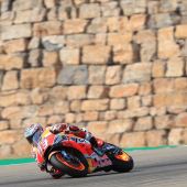 Ein Mann stellt in seinem Metier die Konkurrenz aktuell völlig in den Schatten. Von den letzten 22 Rennen, die Marc Márquez beenden konnte, fuhr er immer aufs Podest, doch damit nicht genug: 13 dieser Läufe gewann der Spanier, nur einmal wurde er Dritter.