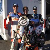 Einen Abstecher in die heimische Supermoto-Serie unternahmen die beiden Rennbrüder aus Attnang-Puchheim, Maximilian und Andreas Kofler, am vergangenen Wochenende. Die Oberösterreicher starteten beim Saisonfinale der Österreichischen und Tschechischen Supermoto-Meisterschaft am Wachauring bei Melk.