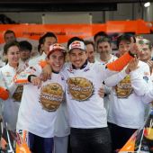 Jorge Lorenzo beendete eine unglaubliche 18-jährige Grand-Prix-Karriere mit einem emotionalen Valencia-Rennen und half dem Repsol Honda Team, die Triple Crown neben einem weiteren dominierenden Marquez-Sieg zu gewinnen.