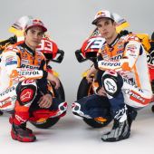 Die Studiofotos der Weltmeister Marc Marquez und Alex Marquez mit ihren Repsol Honda RC213V-Maschinen des Jahrgangs 2020 sind eingetroffen.