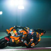 Am zweiten Tag in Folge (und von drei) fuhren die Red Bull KTM Factory Racing-Fahrer Brad Binder und Pol Espargaro mehr als 110 Runden auf der 5,4 km langen Strecke.