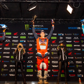  Es war eine erfolgreiche Rennnacht für das Red Bull KTM Factory Racing Team, das die 450SX Klasse in der achten Runde der AMA Supercross Meisterschaft 2021 mit starken Doppelsiegen der Teamkollegen Cooper Webb und Marvin Musquin anführte.