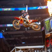 Cooper Webb holt sich den Texas-Triple mit seinem dritten aufeinanderfolgenden Sieg in Arlington. 