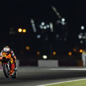 Brad Binder von Red Bull KTM Factory Racing fuhr beim Tissot Grand Prix von Doha und der zweiten Runde der MotoGP-Serie 2021 fantastische zehn Positionen nach vorne und wurde Achter.