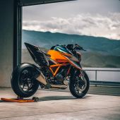 KTM hat die Hierarchie bei seinen NAKED-Modellen neu sortiert. Hier kommt die KTM 1290 SUPER DUKE RR – das BEAST mit noch mehr "Biss". Nur 500 Stück Weltweit wird es geben!