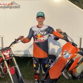 Philipp Schmidt am HSV Burg Kreuzenstein MX & Enduro Gelände, um Fahrwerk abzustimmen.