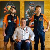 KTMs erster MotoGP-Rennsieger aller Zeiten, Brad Binder, bleibt für die nächsten drei Jahre Teil des Red Bull KTM Factory Racing Teams und wird bis zum Ende der MotoGP-Kampagne 2024 zehn Grand Prix Saisonen in 'Orange' bestreiten.