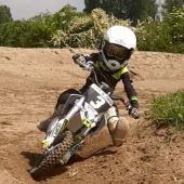 Der erst 8-jährige Husqvarna-Nachwuchsfahrer aus Fischlham in Oberösterreich gewann beim Saisonopening des MySportMyStory Liqui Moly Motocross Euro Junior Cups alle 4 Läufe in der Klasse bis 50ccm. 