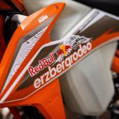 Die limitierte KTM 300 EXC TPI ERZBERGRODEO ist nicht nur eine Hommage an das legendäre Red Bull Erzbergrodeo, sondern auch speziell dafür gebaut, den Eisernen Giganten in die Knie zu zwingen.